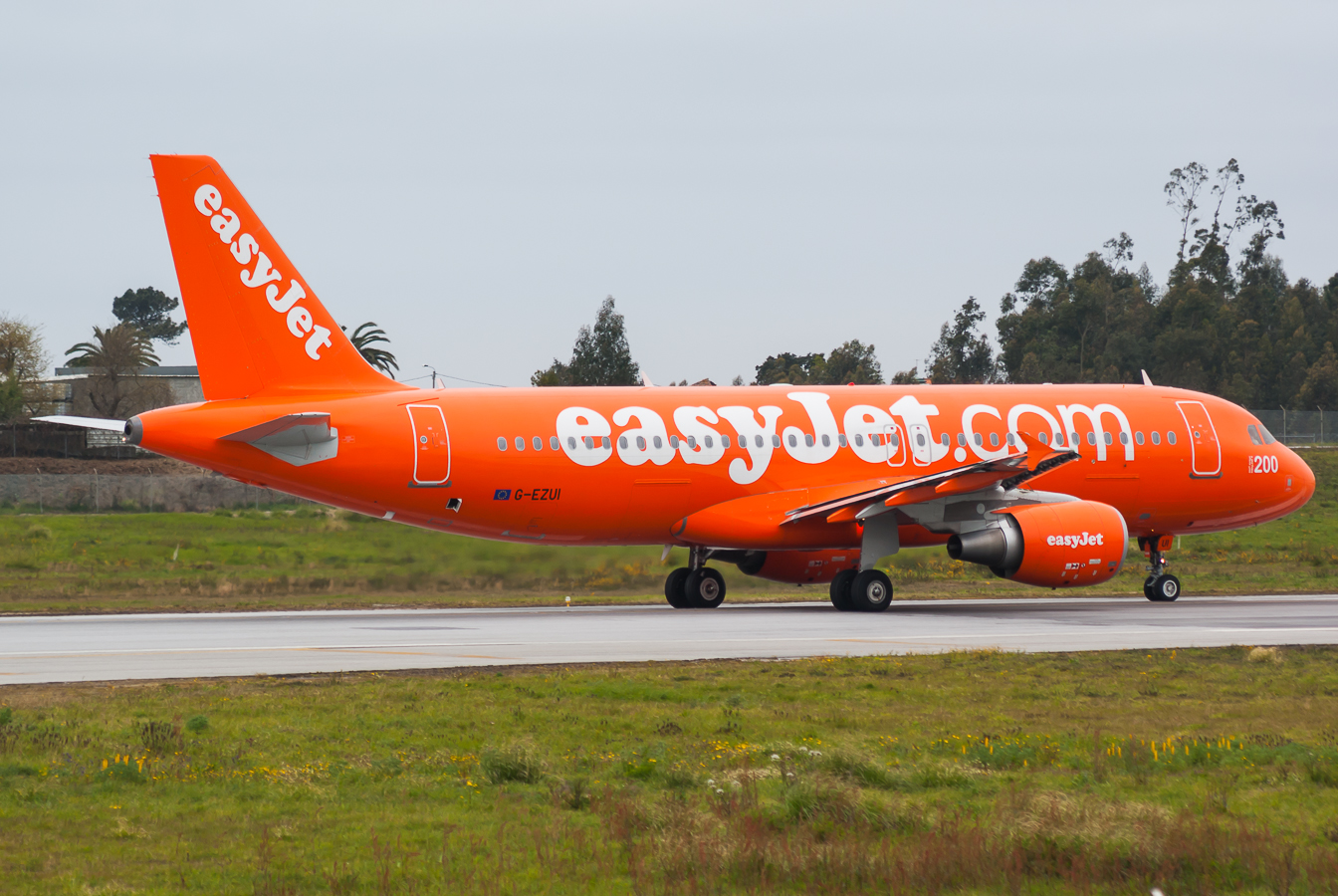 G-EZUI · Airbus A320-214 · (OPO / LPPR)