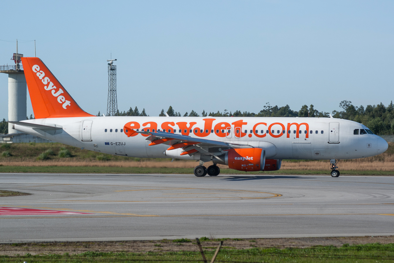 G-EZUJ · Airbus A320-214 · (OPO / LPPR)