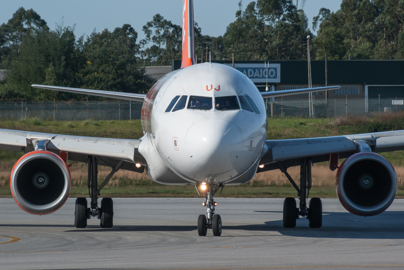 G-EZUJ (4740) 2011 Airbus A320-214