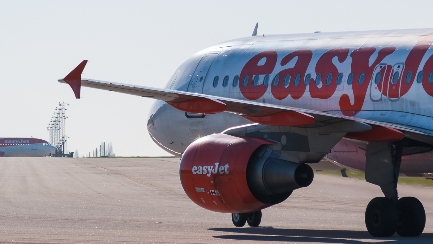 G-EZUJ · Airbus A320-214 · (OPO / LPPR)