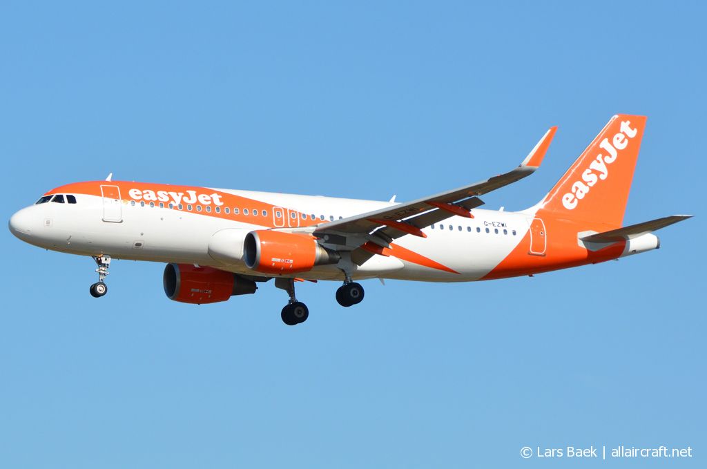 G-EZWI (5592) 2013 Airbus A320-214(WL)