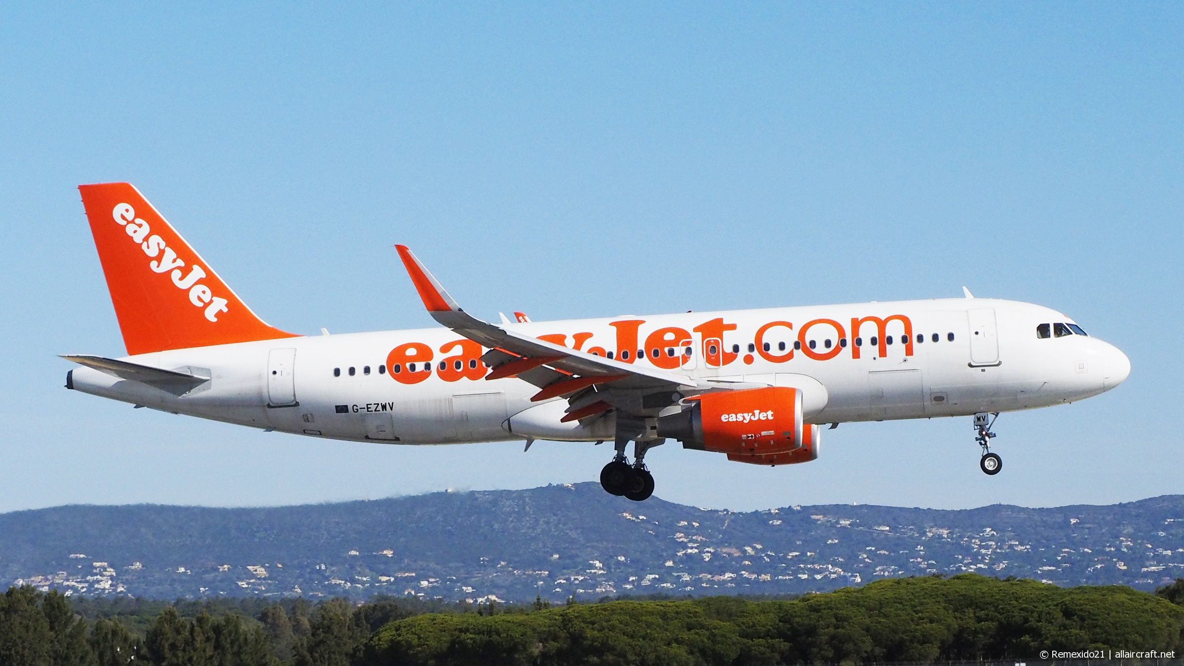 G-EZWV · Airbus A320-214 · (FAO / LPFR)