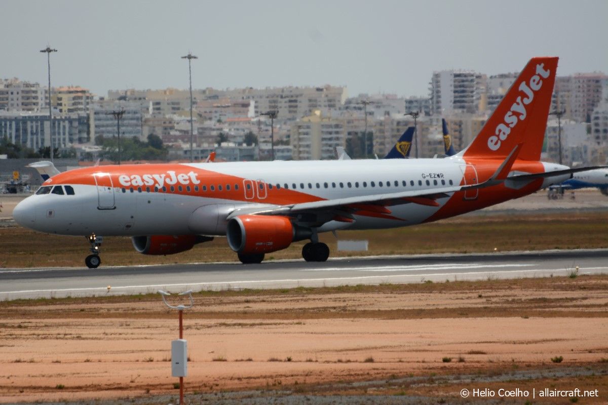 G-EZWR · Airbus A320-214(WL) · (FAO / LPFR)