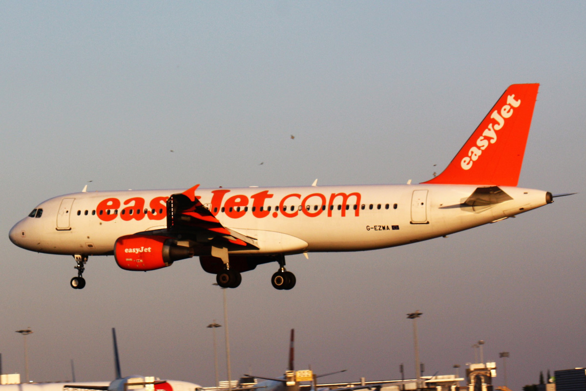 G-EZWA · Airbus A320-214 · (LIS / LPPT)