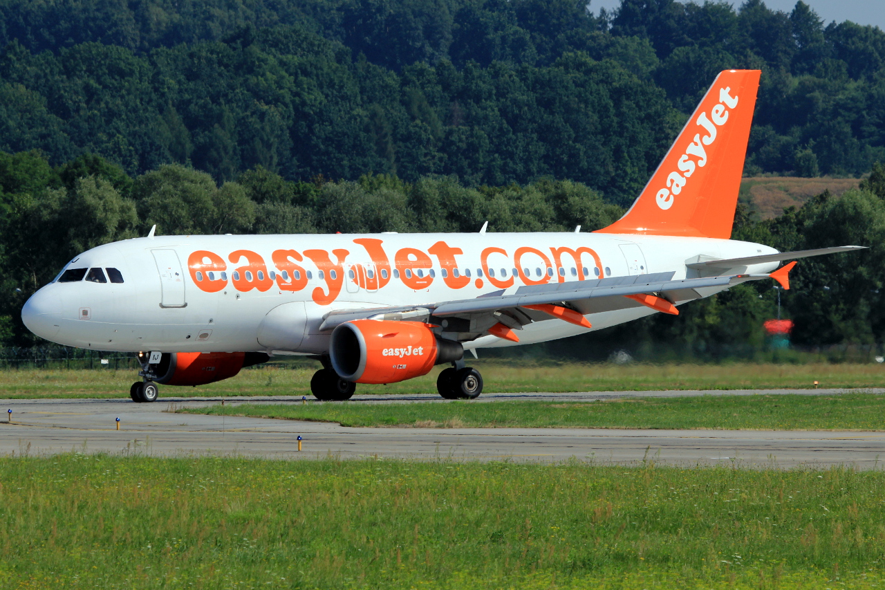 G-EZIJ · Airbus A319-111 · (KRK / EPKK)