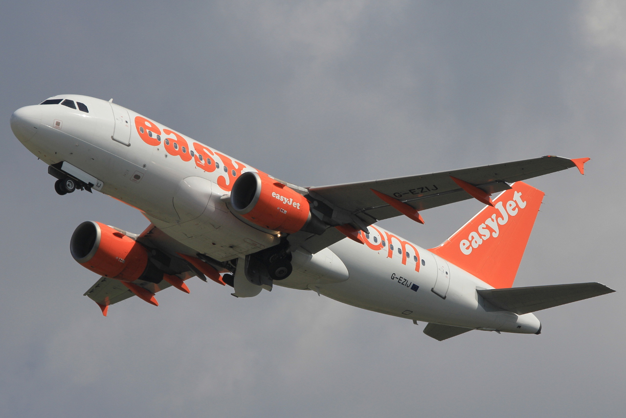 G-EZIJ · Airbus A319-111 · (KRK / EPKK)