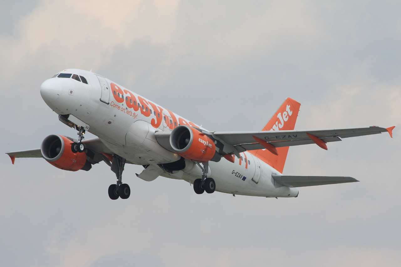 G-EZAV · Airbus A319-111 · (KRK / EPKK)
