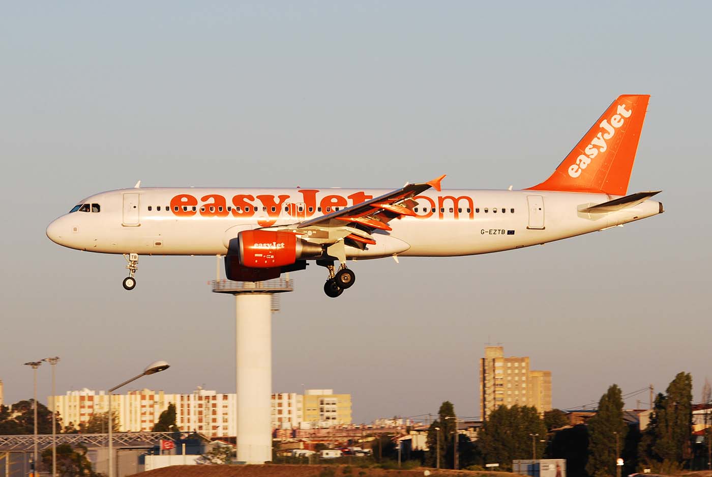 G-EZTB · Airbus A320-214 · (LIS / LPPT)