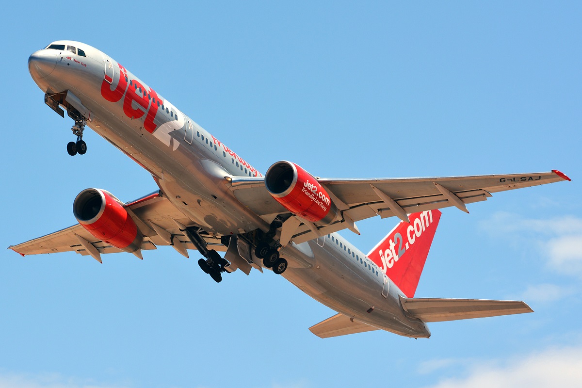 G-LSAJ · Boeing 757-236 · (FAO / LPFR)