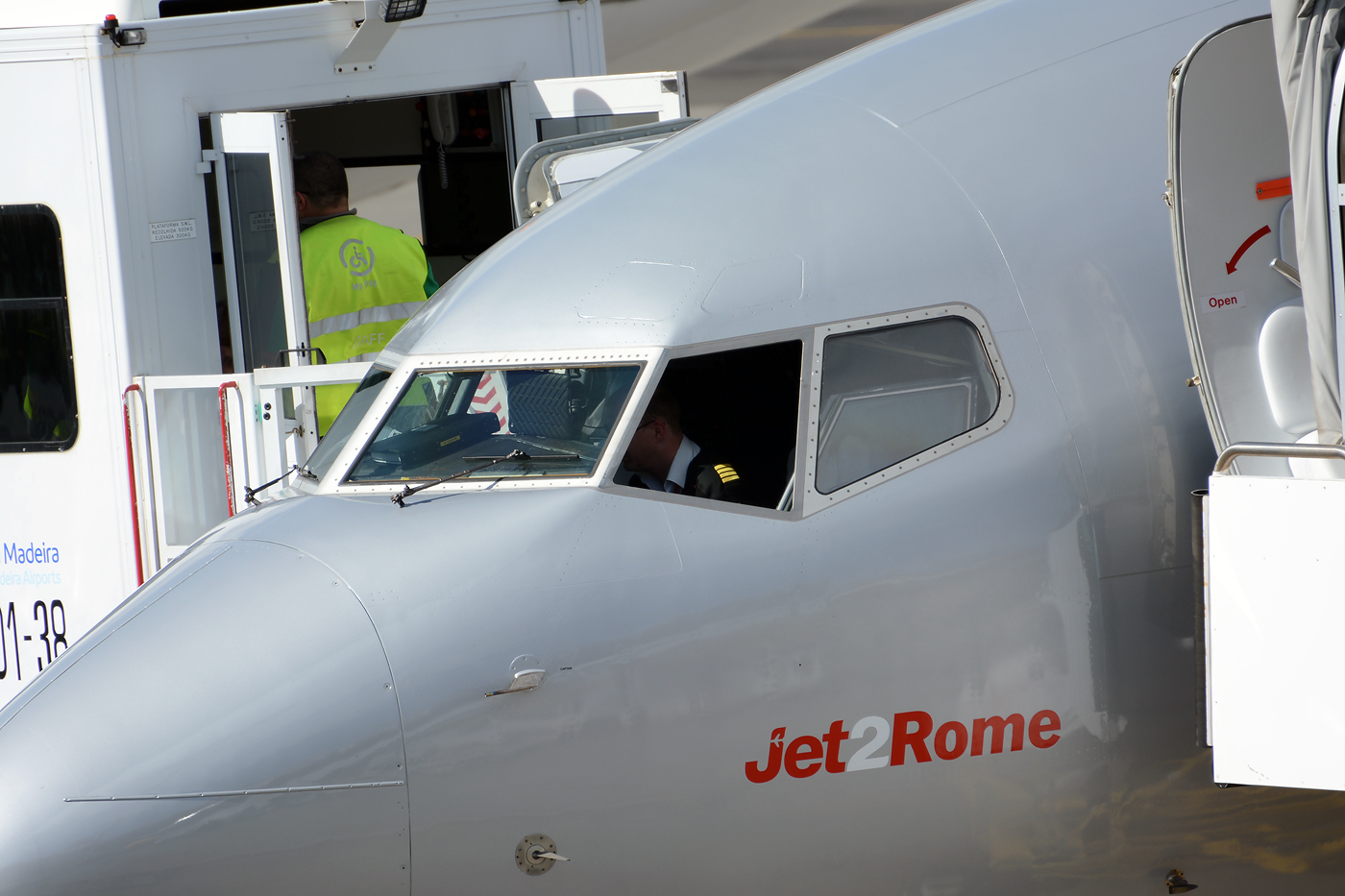 G-GDFR · Boeing 737-8Z9(WL) · (FNC / LPMA)