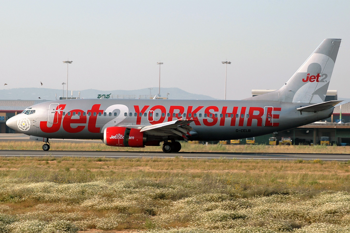 G-CELB · Boeing 737-377 · (FAO / LPFR)