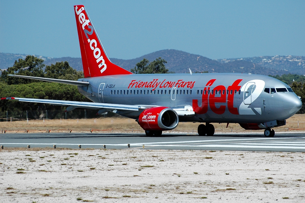 G-CELK · Boeing 737-330 · (FAO / LPFR)