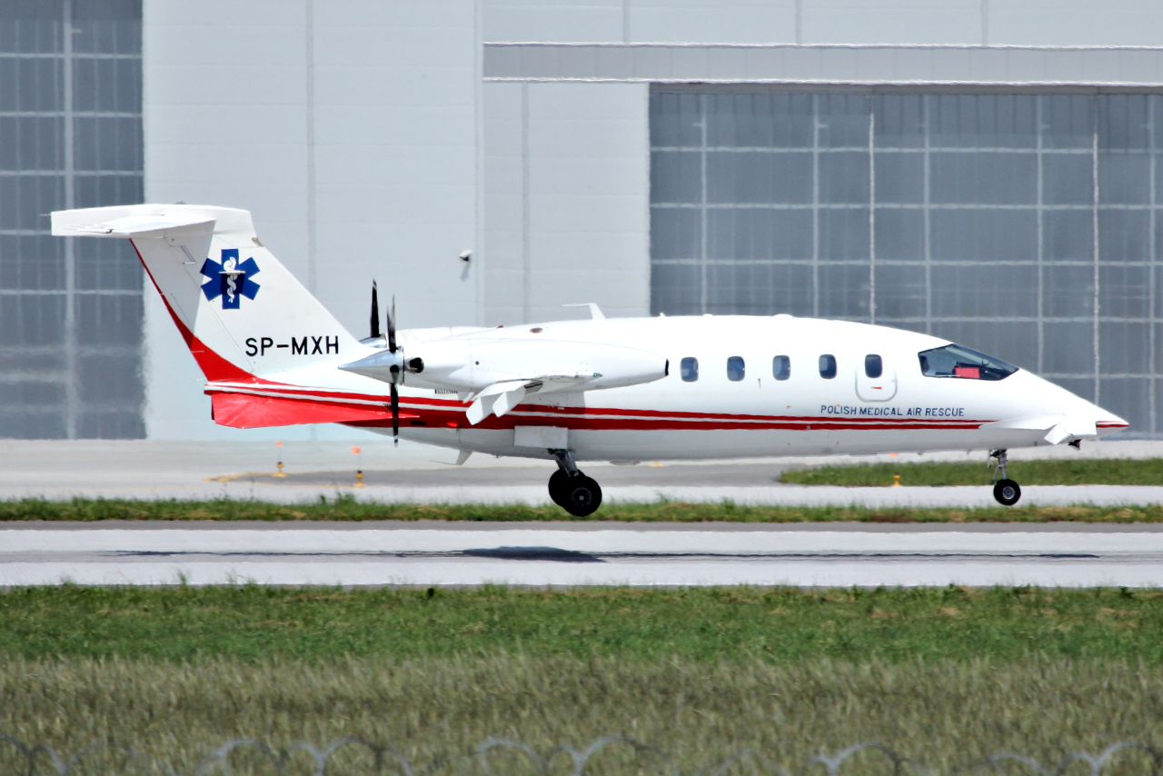SP-MXH (1079) 2004 Piaggio P-180 Avanti