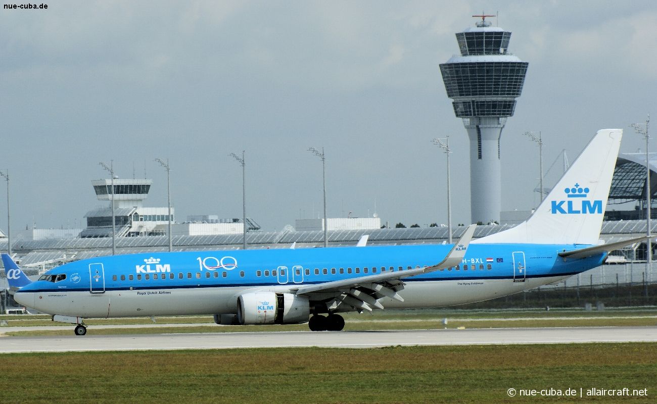 PH-BXL (30359) 2000 Boeing 737-8K2(WL)