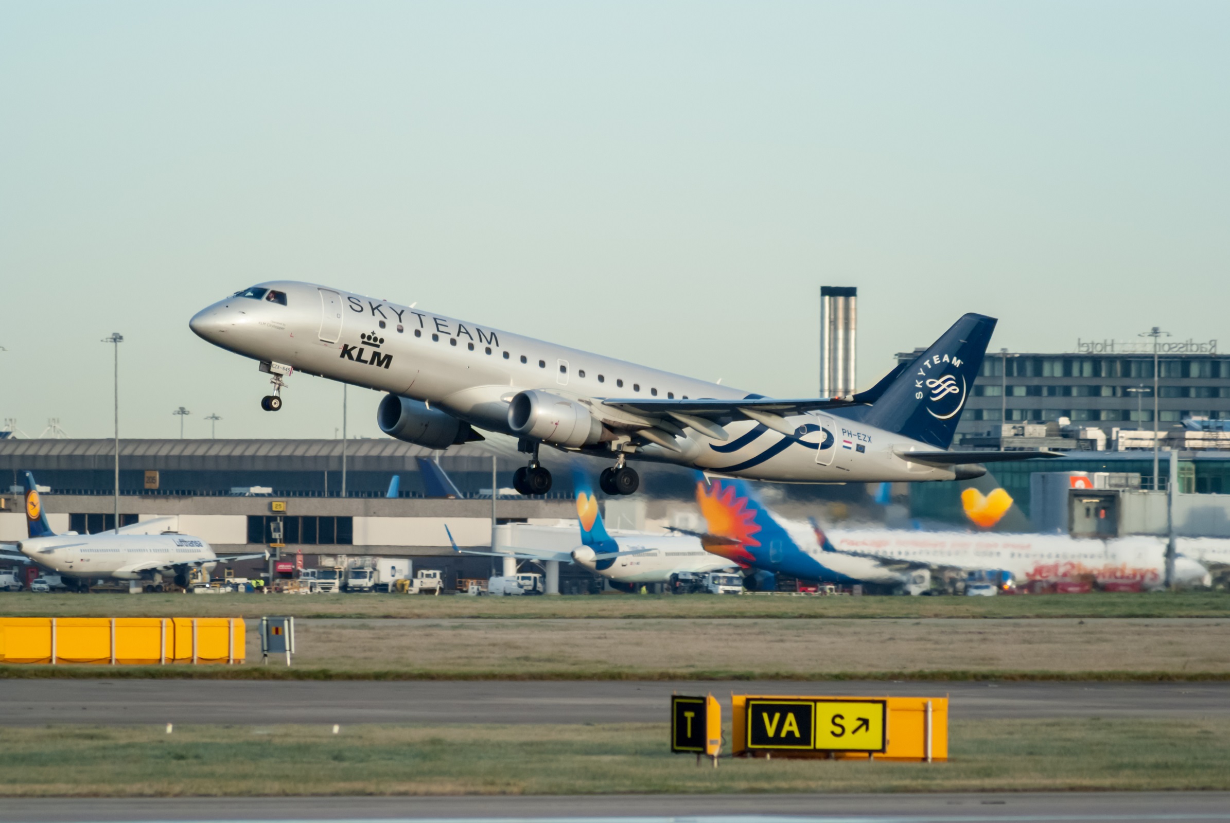 PH-EZX · Embraer 190-100STD · (MAN / EGCC)