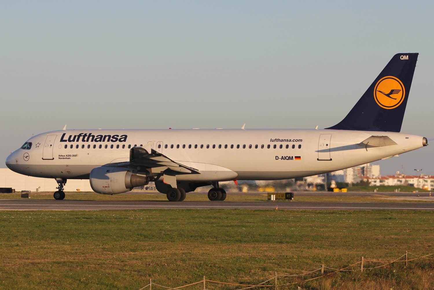 D-AIQM · Airbus A320-211 · (LIS / LPPT)