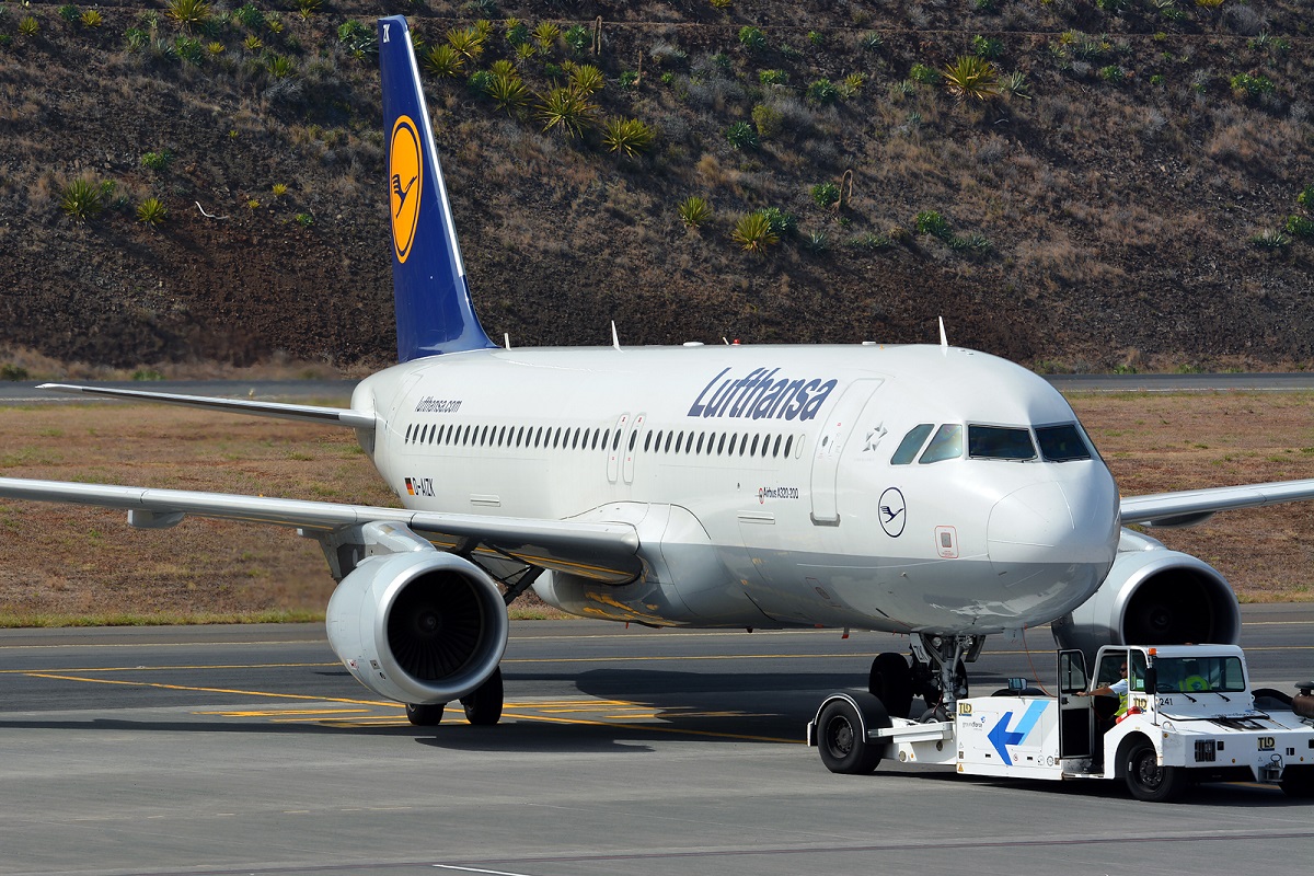 D-AIZK · Airbus A320-214 · (FNC / LPMA)