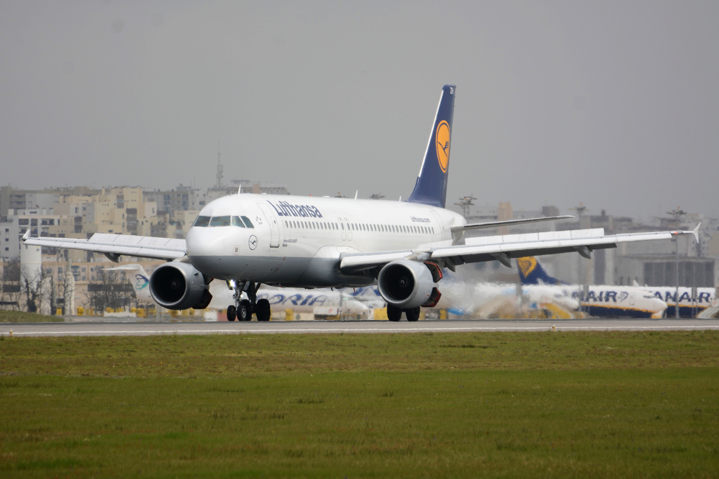 D-AIZH · Airbus A320-214 · (FAO / LPFR)