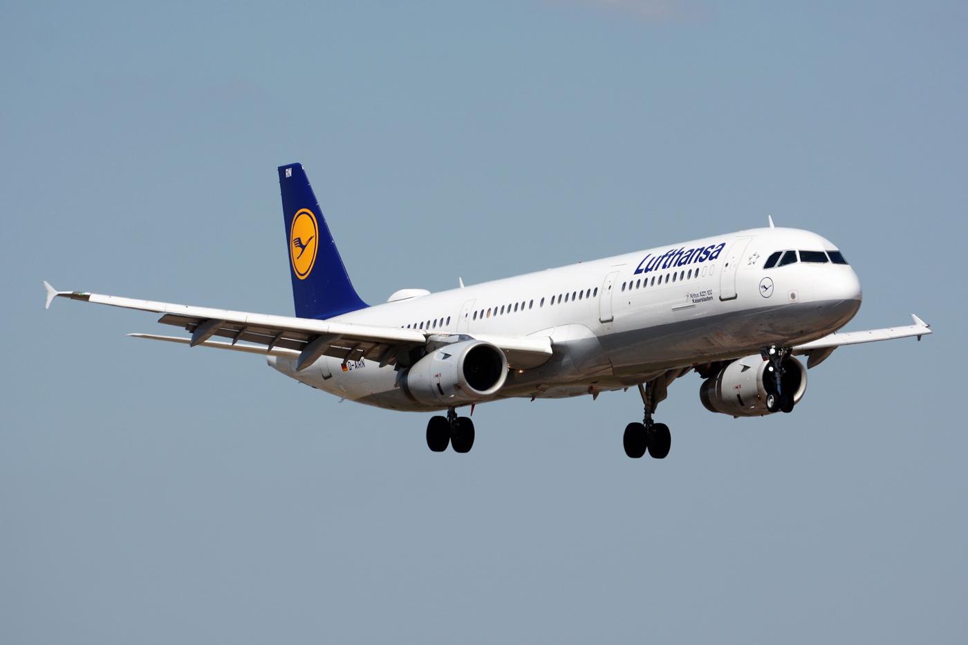 D-AIRN · Airbus A321-131 · (FAO / LPFR)