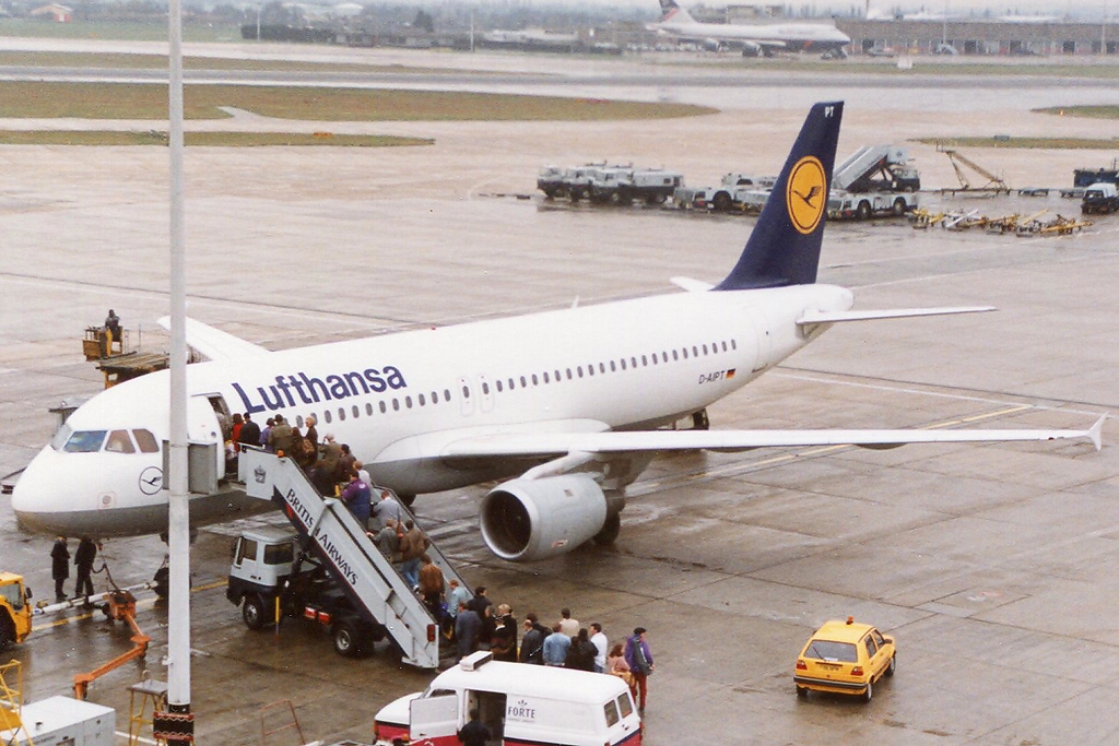 D-AIPT · Airbus A320-211 · (LHR / EGLL)