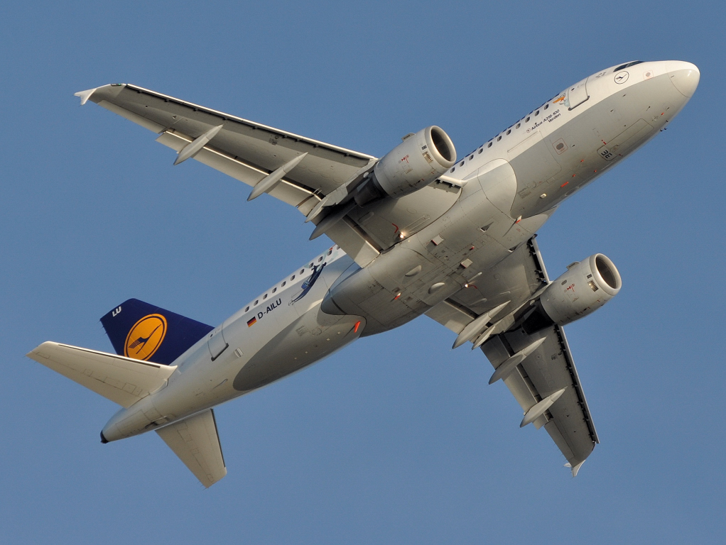 D-AILU (744) 1997 Airbus A319-114