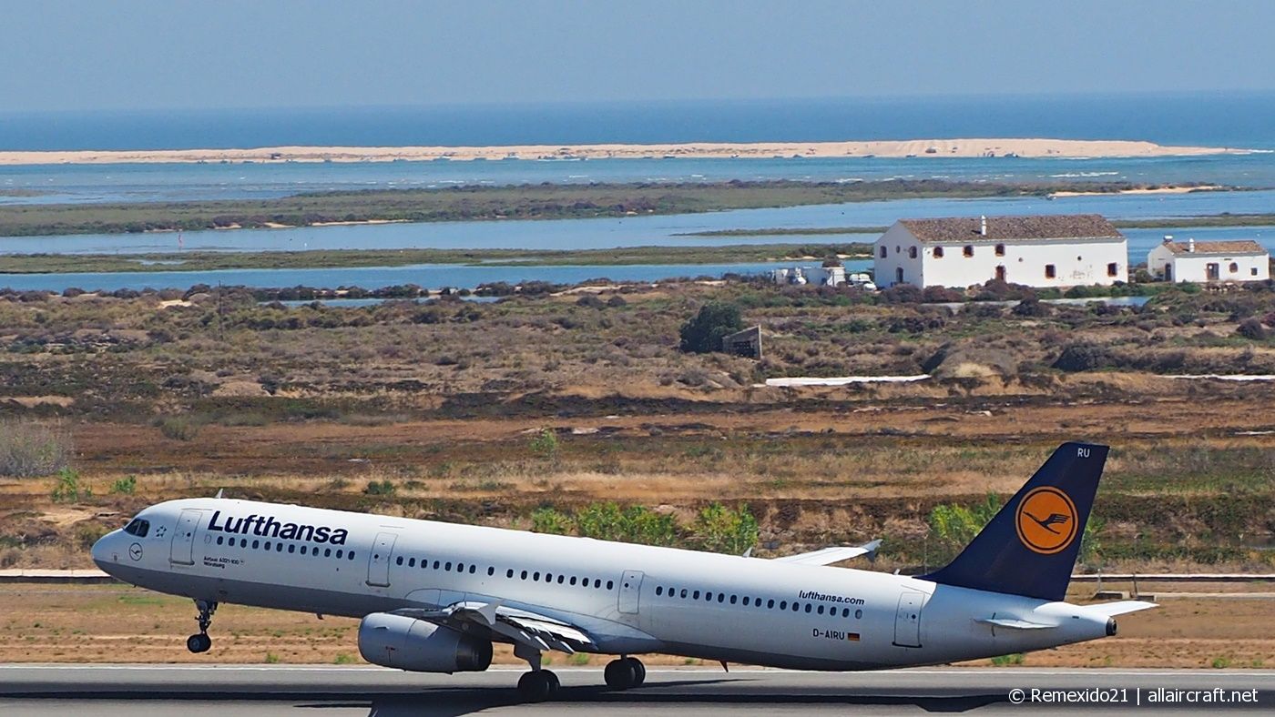 D-AIRU · Airbus A321-131 · (FAO / LPFR)