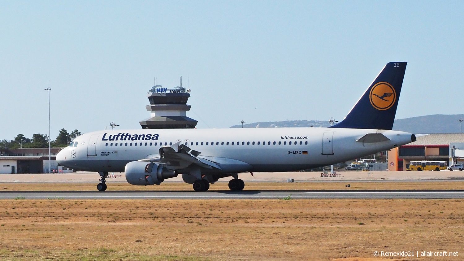 D-AIZC · Airbus A320-214 · (FAO / LPFR)