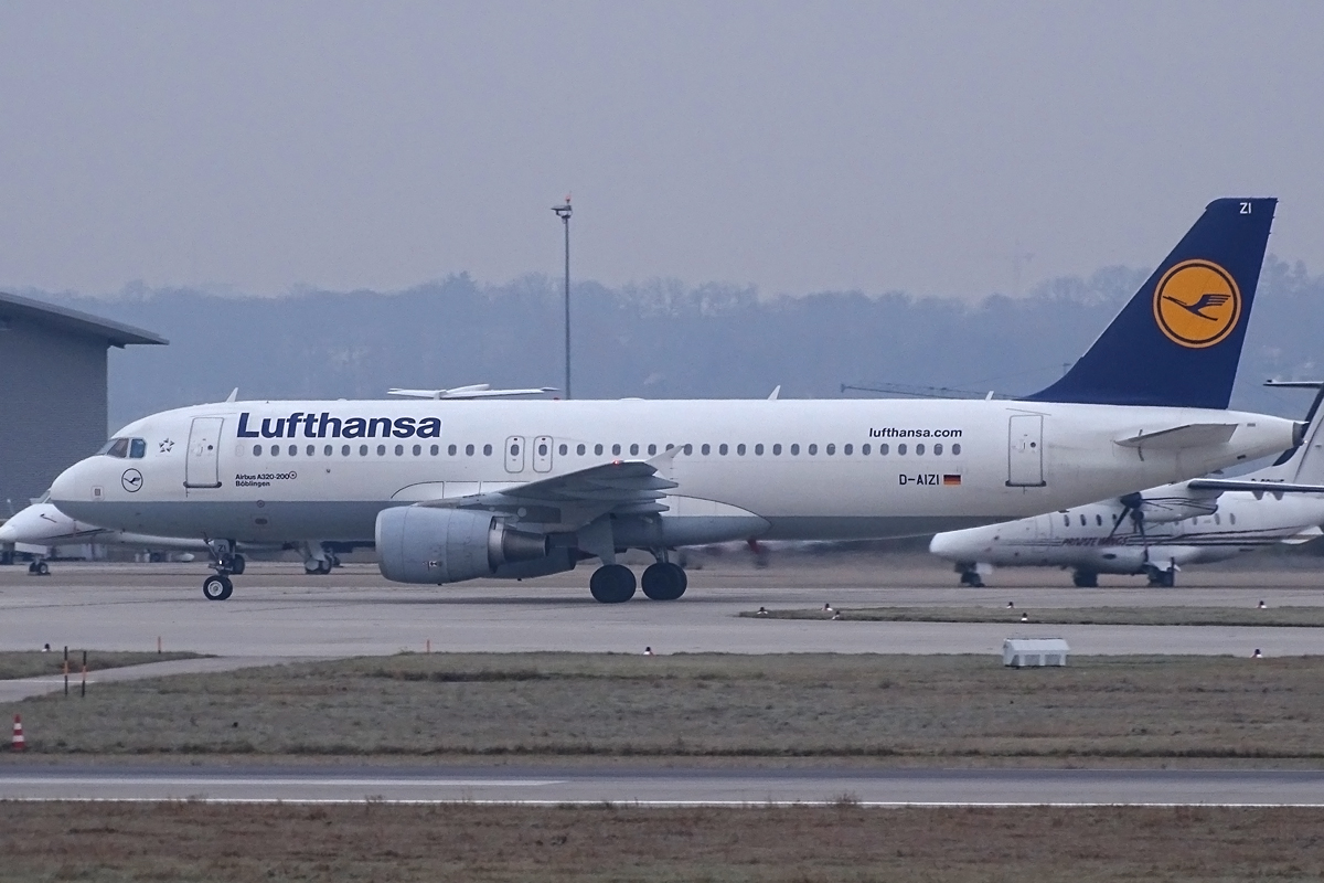 D-AIZI · Airbus A320-214 · (STR / EDDS)