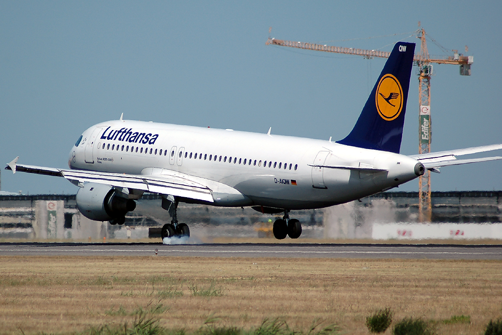 D-AIQW · Airbus A320-211 · (LIS / LPPT)