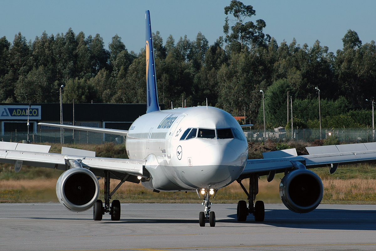 D-AIQN · Airbus A320-211 · (OPO / LPPR)