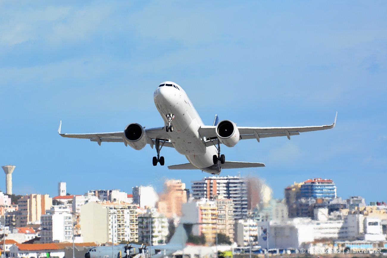 D-AINU · Airbus A320-271N · (FAO / LPFR)
