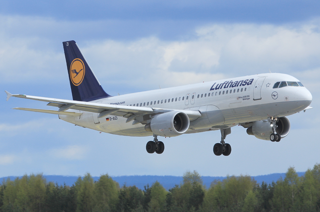 D-AIZI · Airbus A320-214 · (OSL / ENGM)
