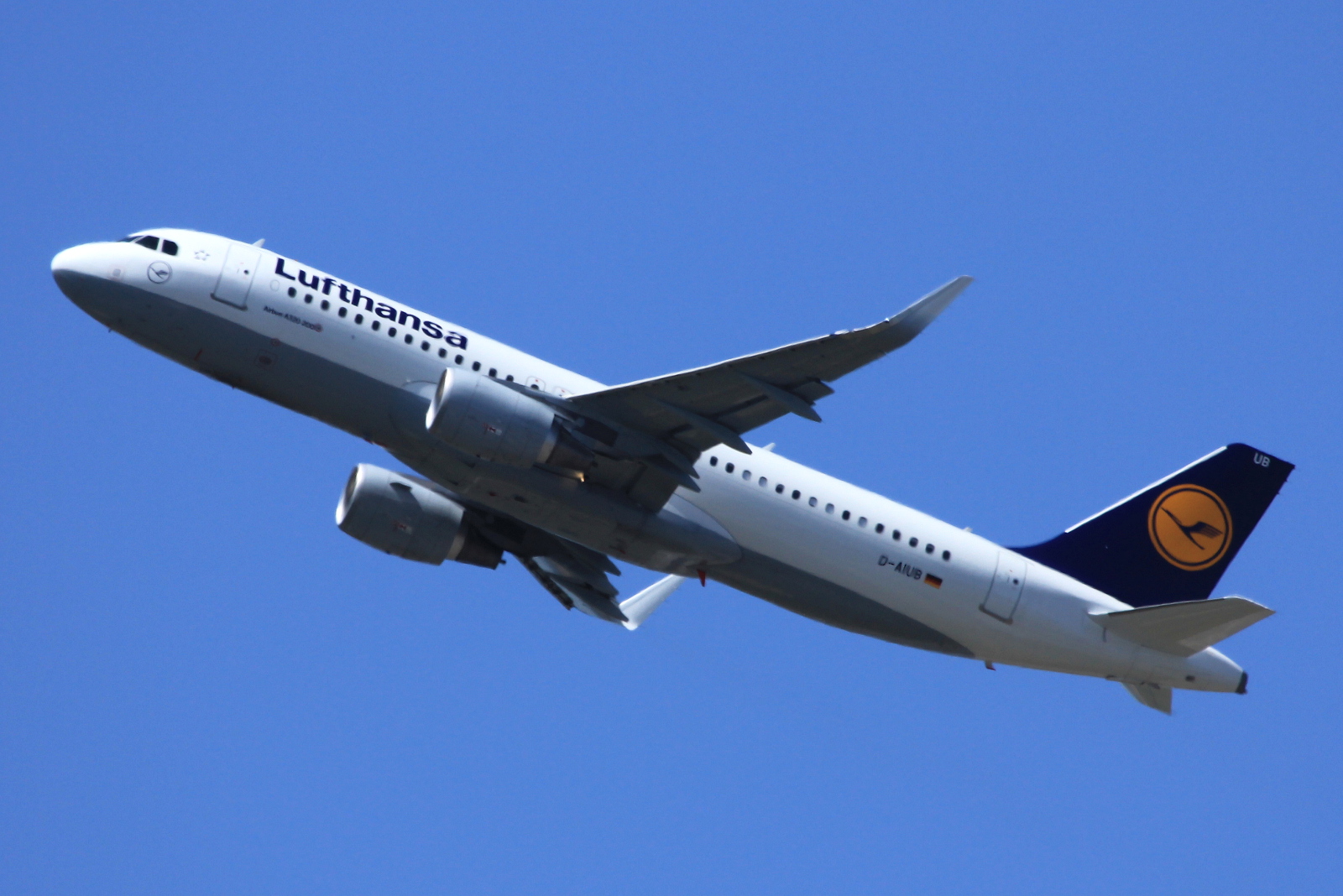 D-AIUB · Airbus A320-214(WL) · (FCO / LIRF)
