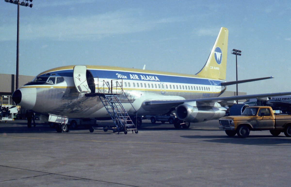 N493WC, (cn 21822/605), Boeing 737-210C/Adv