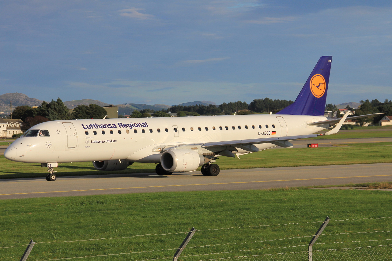 D-AECB · Embraer 190-100LR · (SVG / ENZV)