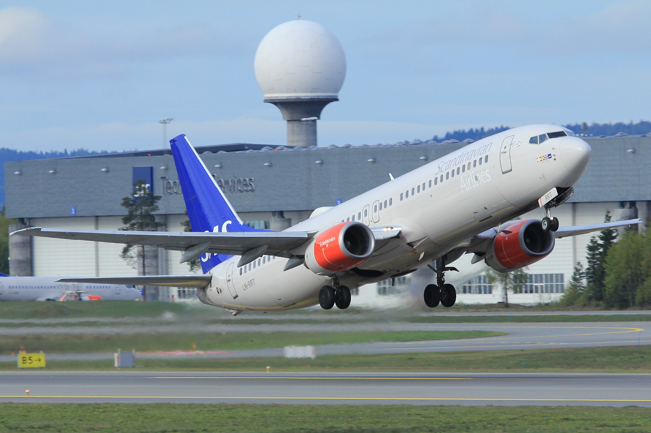 LN-RRT · Boeing 737-883 · (OSL / ENGM)