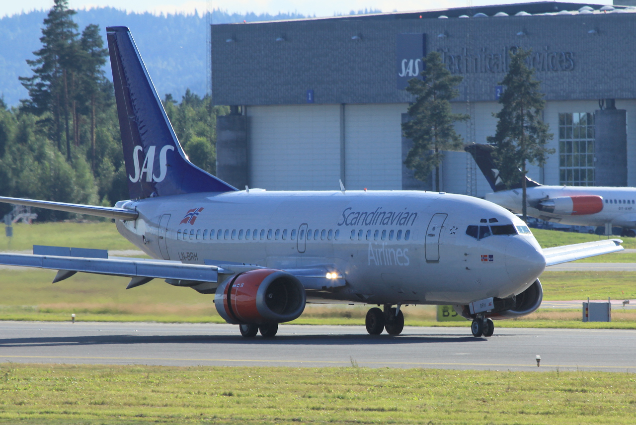 LN-BRH (24828) 1990 Boeing 737-505