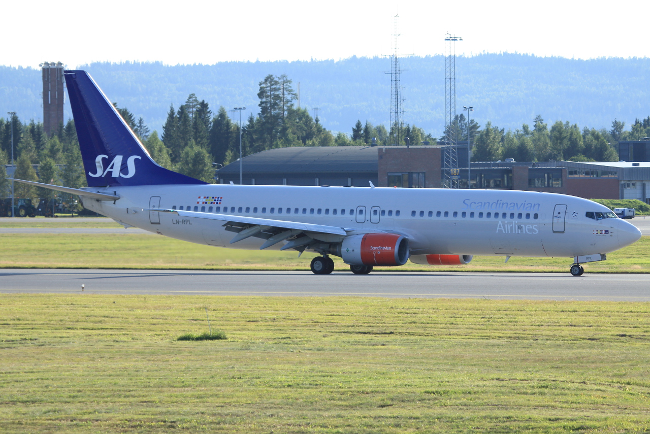 LN-RPL · Boeing 737-883 · (OSL / ENGM)