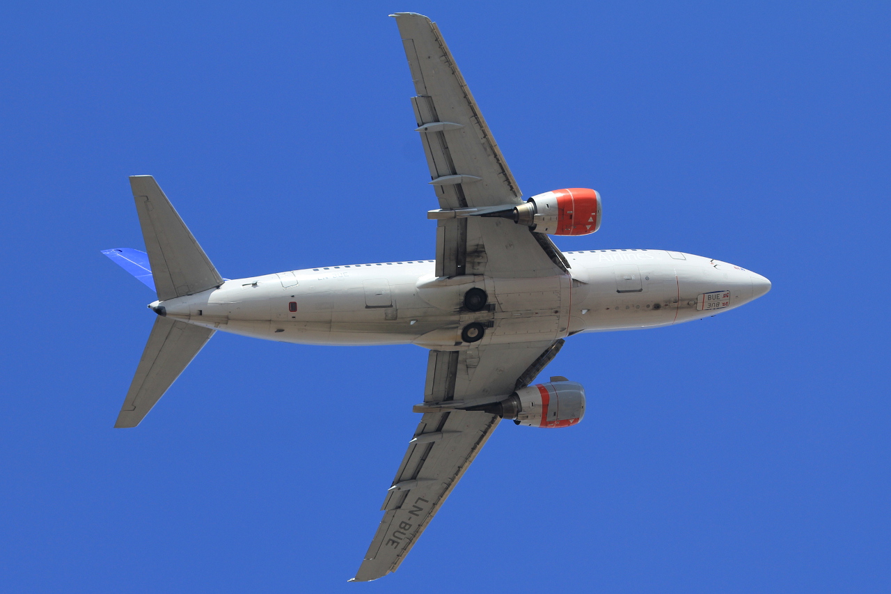 LN-BUE · Boeing 737-505 · (SVG / ENZV)