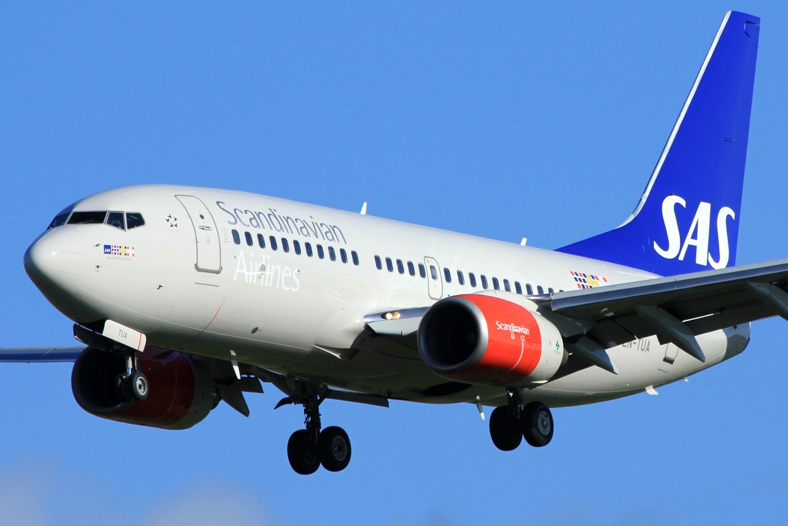 LN-TUA (28211) 1998 Boeing 737-705