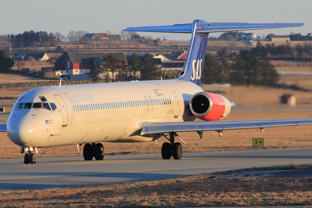 LN-RML · McDonnell Douglas MD-82 · (SVG / ENZV)