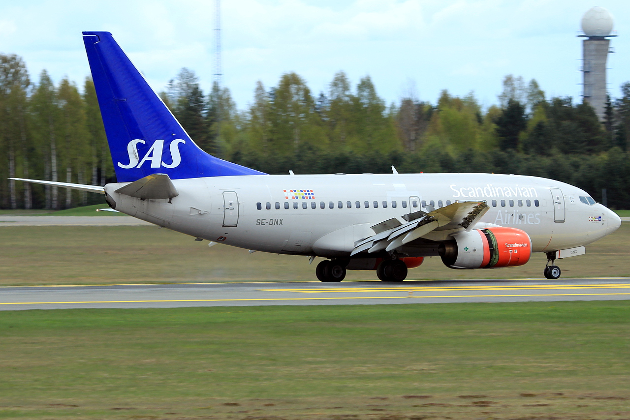 SE-DNX · Boeing 737-683 · (OSL / ENGM)
