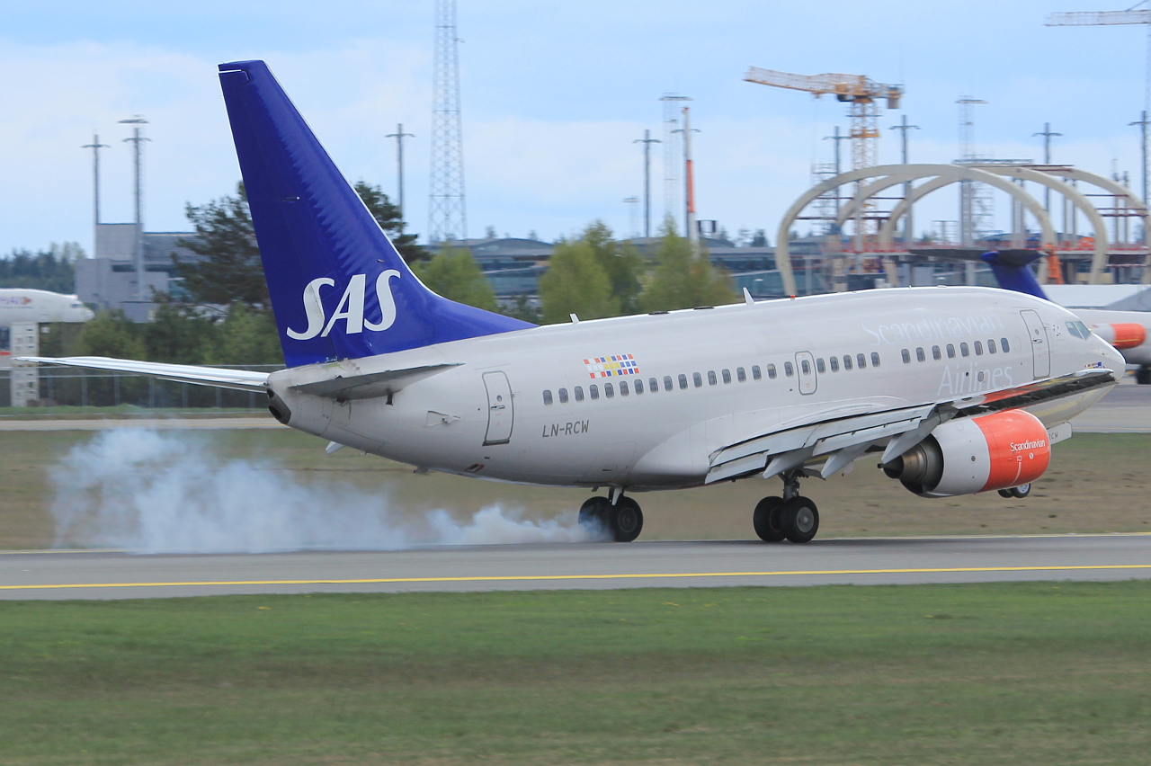LN-RCW · Boeing 737-683 · (OSL / ENGM)
