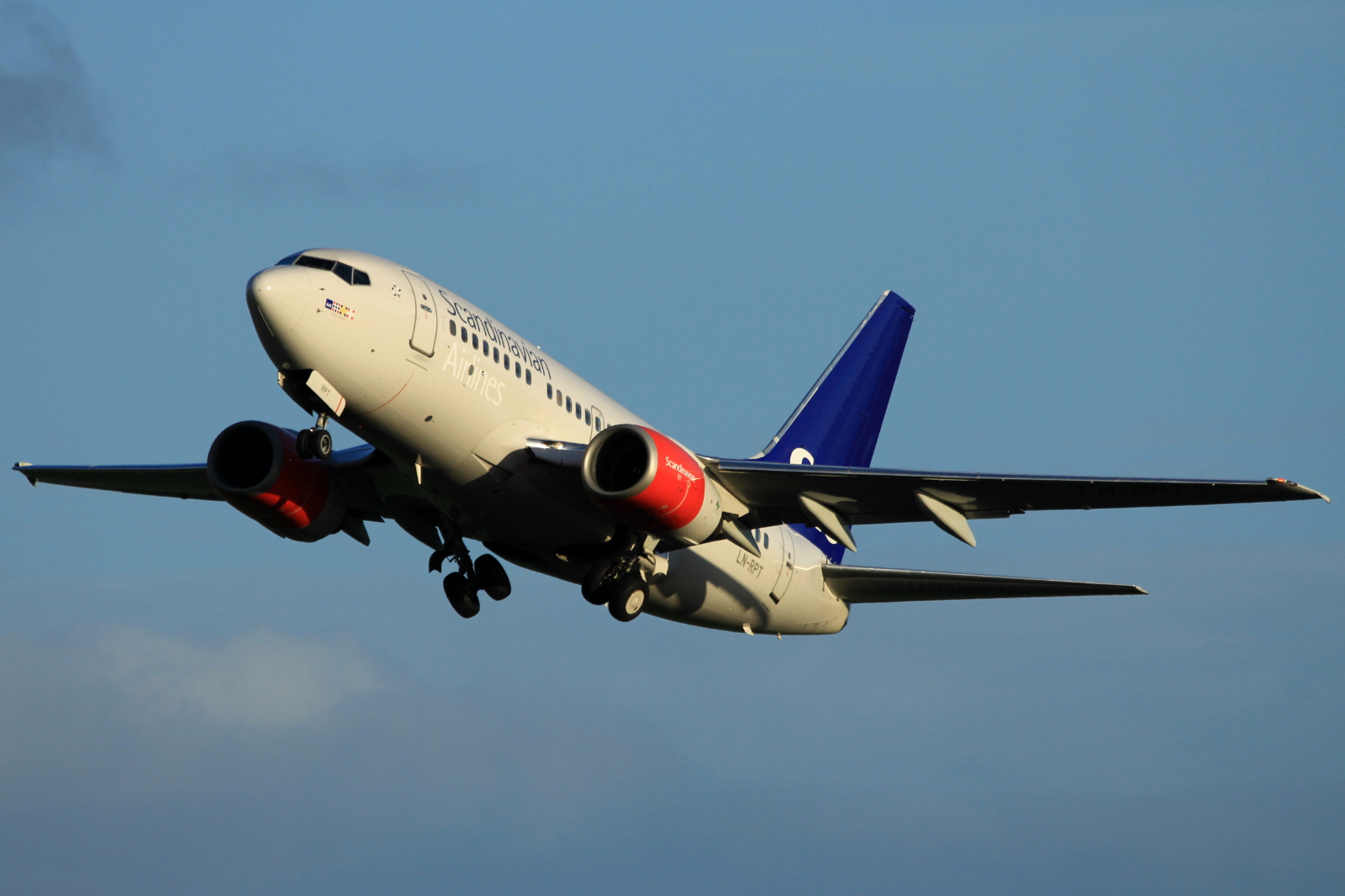 LN-RPT · Boeing 737-683 · (SVG / ENZV)
