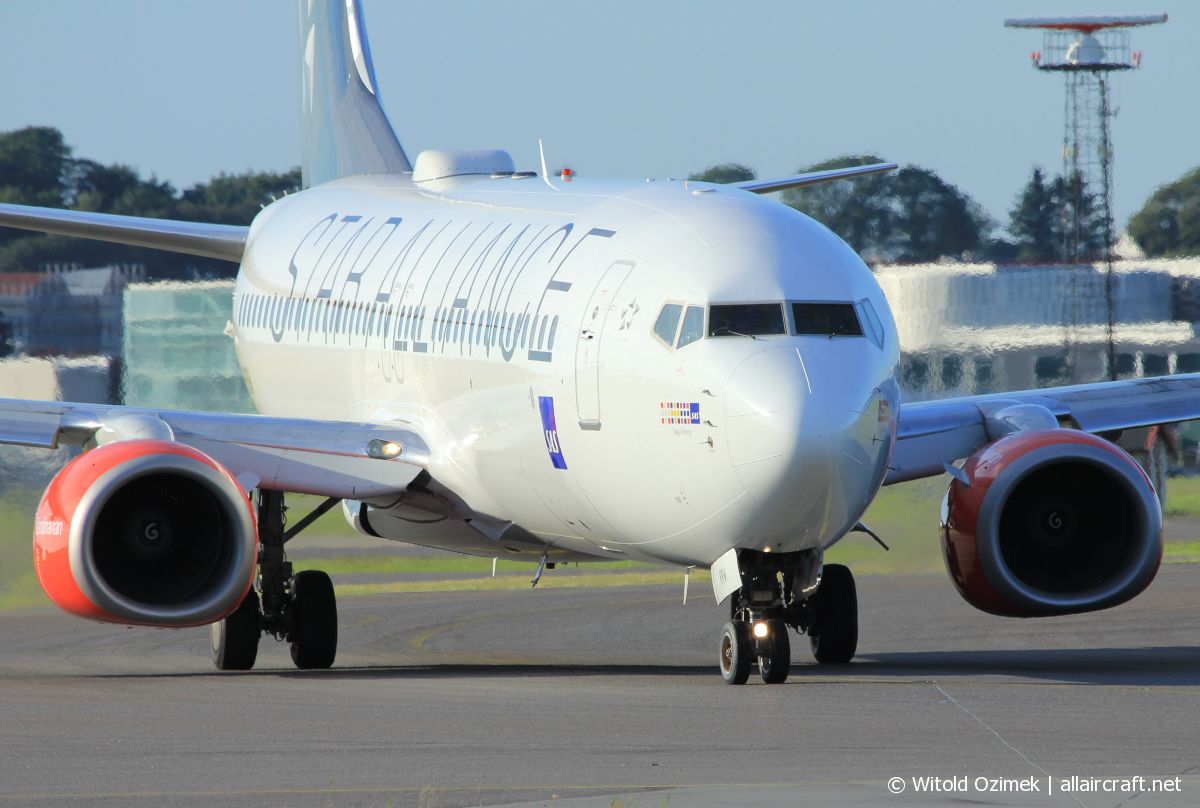 LN-RRW · Boeing 737-883 · (SVG / ENZV)