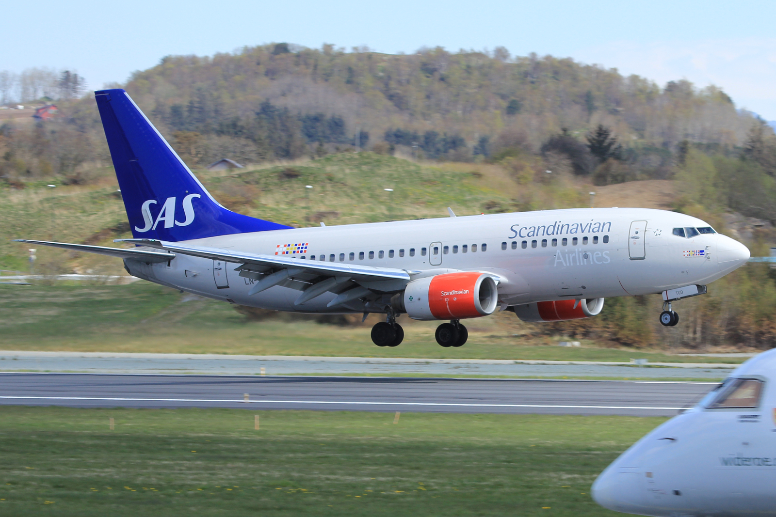 LN-TUD (28217) 1998 Boeing 737-705
