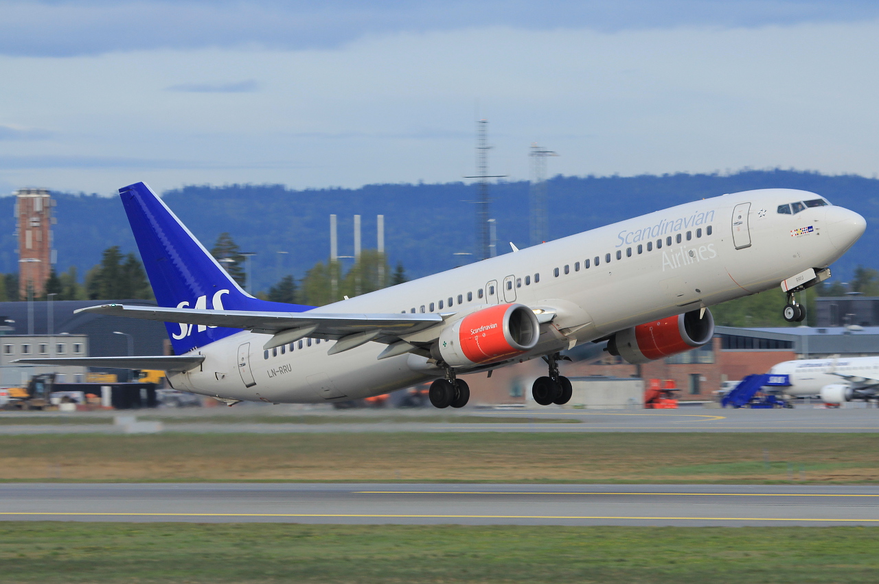 LN-RRU · Boeing 737-883 · (OSL / ENGM)