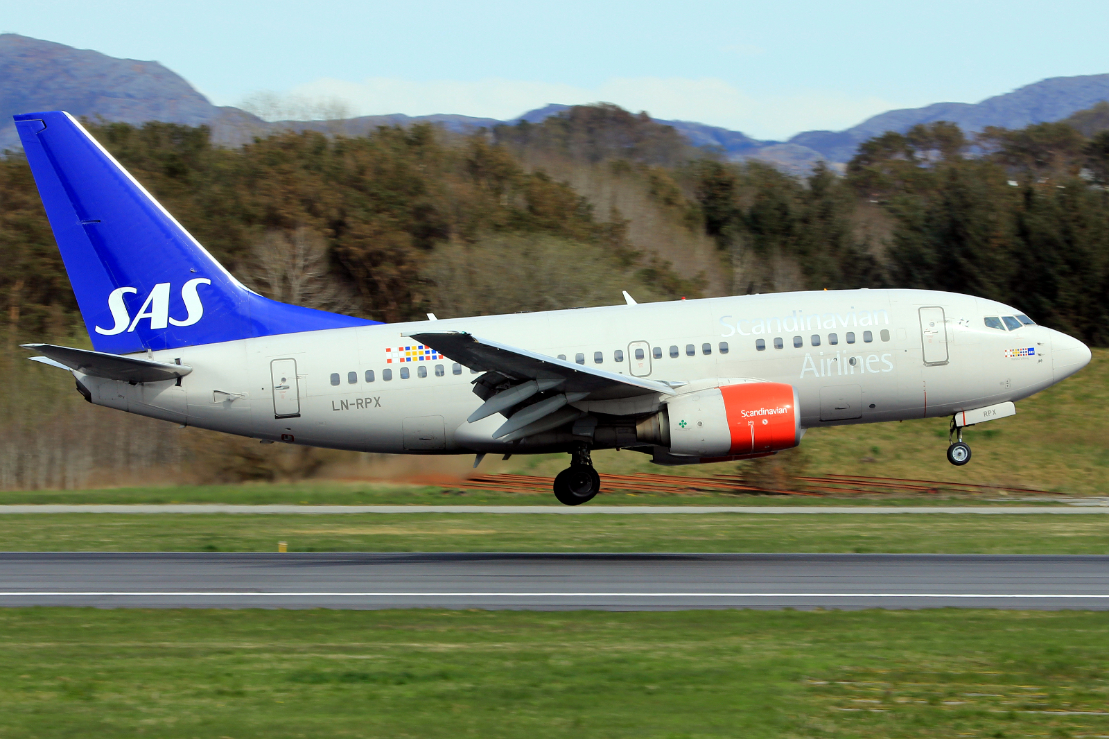 LN-RPX · Boeing 737-683 · (SVG / ENZV)