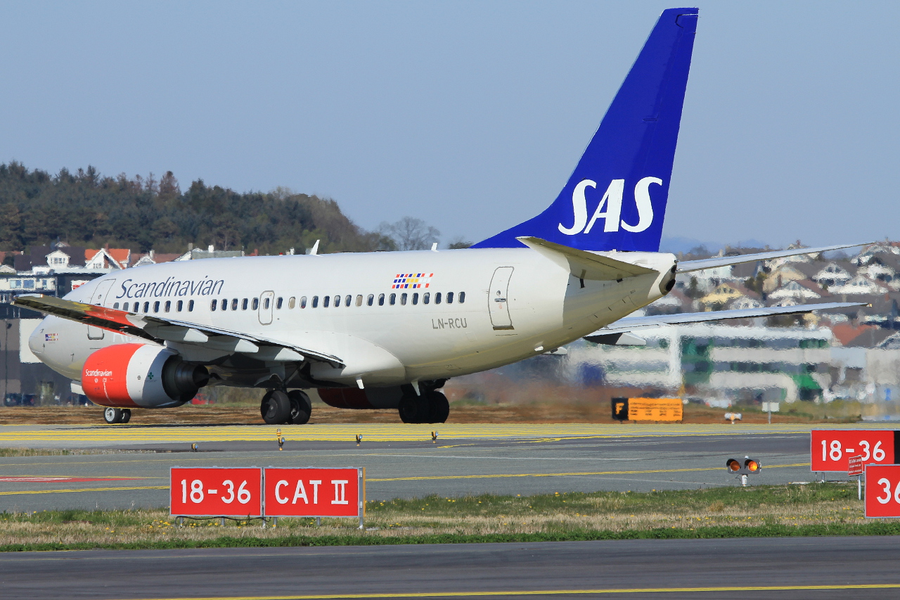 LN-RCU (30190) 1999 Boeing 737-683