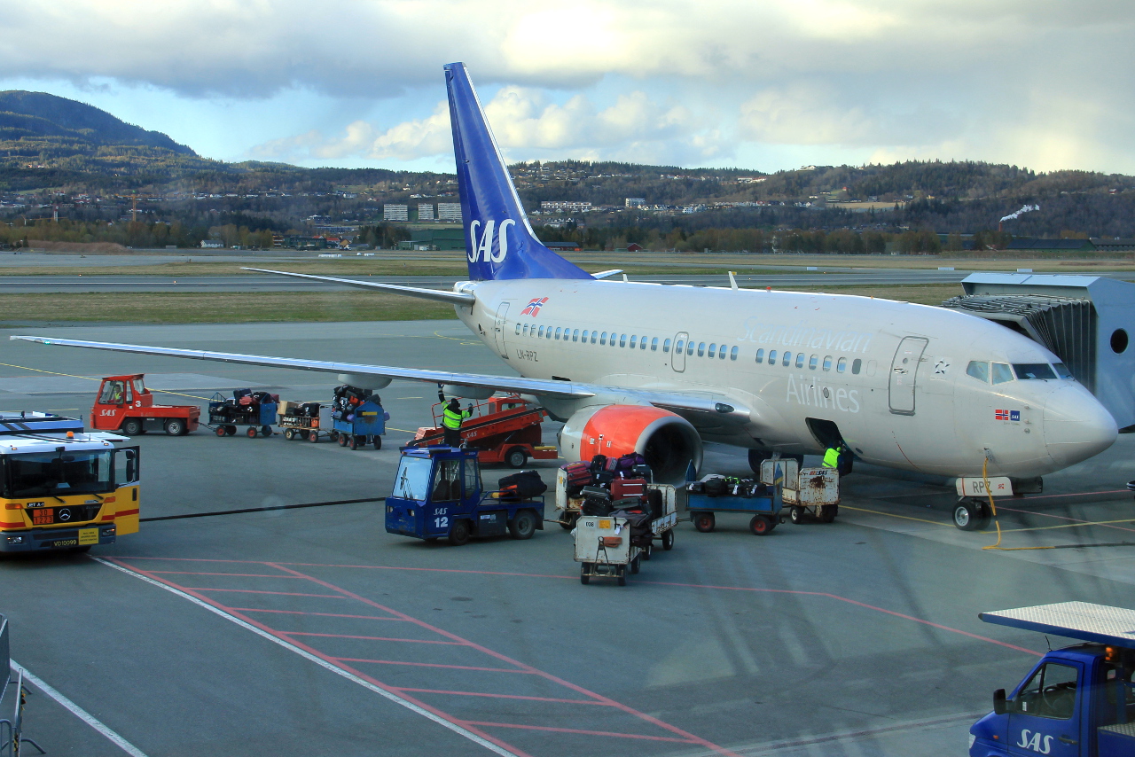 LN-RPZ (28293) 1998 Boeing 737-683